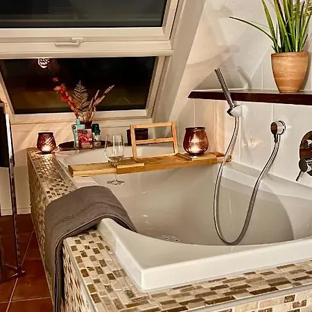 Appartement Klimatisierte Dachgeschoss-oase Mit 3 Schlafzimmern, Blick & Komfort Kehl