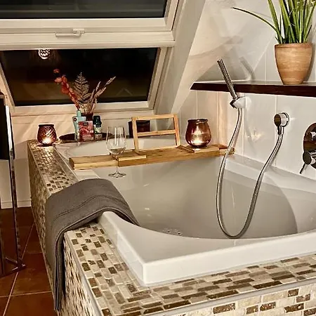 Klimatisierte Dachgeschoss-oase Mit 3 Schlafzimmern, Blick & Komfort Appartement *